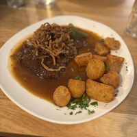 Zwiebelrostbraten mit Braterdäpfel/ Vienna onion roast with roasted potatoes  at Velani in Vienna
