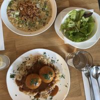 Grammelknödel mit Sauerkraut, Käsespätzle, Salat  at Velani in Vienna