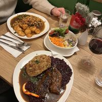 Left: „Zwiebelrostbraten“, bottom „Vegane Gansl"  at Velani in Vienna