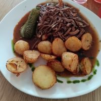 Zwiebelrostbraten mit Braterdäpfeln (Viennese onion roast with roasted potatoes) at Velani in Vienna