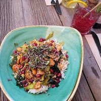 Poke-Bowl nach Wunsch und hausgemachte Limonade at Wanderlust in Regensburg