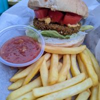 Hamburguesa vegana de garbanzos, quinoa y curry. at Ajolote Bar in Utrera