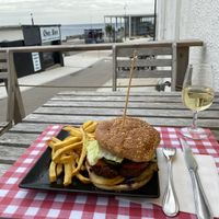 Alles ganz frisch und supernetter Service! Yayy veganer Burger😍  at La Bodega in Quiberon