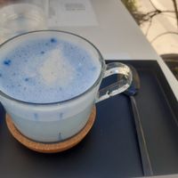 Blue spiralina latte at BioMania Bistro Bol in Bol