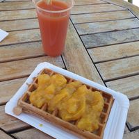 Vegane Dinkelwaffel mit Apfel-Sanddorn-Orangen Mus und Erdbeere-Apfel-Limetten Drink at Peters Waffelbar in Prerow