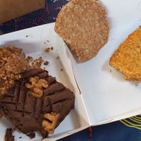 Van crumble de manzana - EL QUE MAS GUSTO A TODOS! brownie de batata muy bueno no demasiado dulce, 🍪 de las  sanas ,queque de zanahoria que sabía un poco más a soda,en conclus at Vegetopia in Gran Canaria