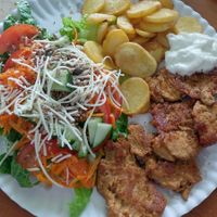 Plato del chef - chicken and chips and salad at Vegetopia in Gran Canaria