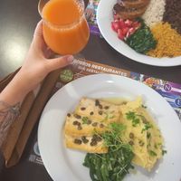 Tofu e sumo natural de maçã e cenoura at Botellini in Caldas Da Rainha