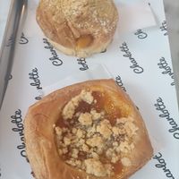 Danese con pesche e lavanda e brioche con marmellata di frutti esotici at Charlotte Croissanterie in Trieste