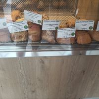 Vetrina con le varie scelte vegane at Charlotte Croissanterie in Trieste