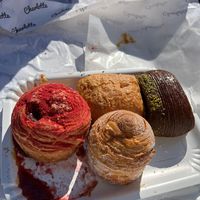Das links außen ist ein Croissant mit Himbeerenfüllung und daneben hinten ist das Pain au chocolate. Der Rest auf dem Bild ist vegetarisch. at Charlotte Croissanterie in Trieste