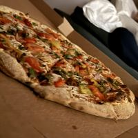 Pizza mit veganem Käse und Gemüse.  at Domino's Pizza - Kruidtuinlaan in Brussels