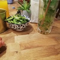 Edamame und Eistee - green mint at SAMI SAMI in Hamburg