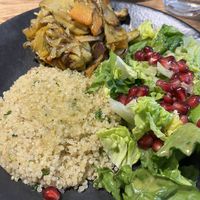 Légumes, salade, quinoa, grenade. On ne dirait pas tellement c'est simple mais c'est incroyablement savoureux, en plus d'être très sain.  at Naya Studio in Paris