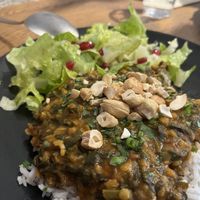 Lentilles, épinards, riz et salade  at Naya Studio in Paris
