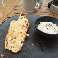 Artischocken-Hummus mit Focaccia at The Tonic in Konstanz