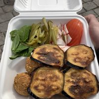 One box of the four in total from the “baba falafel middag”, which is their biggest set. The full set also includes hummus, tahini, pita, and a salad for 140kr alltogether 🤩 at King Falafel in Oslo