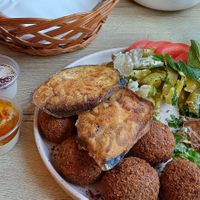 Aubergine slices, falafels etc (sorry, partially eaten!) This was the falafel middag at King Falafel in Oslo