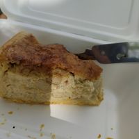 Buonissima quiche con tofu, mandorle e cipolla. Consiglio sia il dolce (io ho preso un croissant) che il salato at Chat'Pristi des Pâtisseries in Caen
