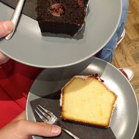 Veganer Schwarzwald Brownie und Zitronenkuchen at Kaffeesack in Baden Baden