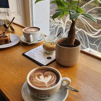 Kakaosack Spezial mit Hafermilch und Marmorkuchen at Kaffeesack in Baden Baden