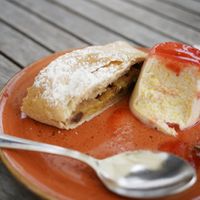 Apfelatrudel und Polentaflammerie (beides vegan) at Der Leutascherhof in Leutasch