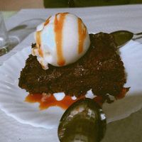 Brownie com gelado de limão e calda de caramelo, ótimo!!! at Barriguinha Verde in Arcos De Valdevez