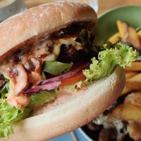 Pepper bush burger (hearty umami patty, caramelized onions, rocket & 3-pepper) at Hans im Glück in Munich