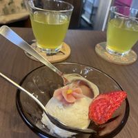 Greent tea and vanilla icecream with a rose made of bean paste  at Naramachi Vegan Nabi in Nara