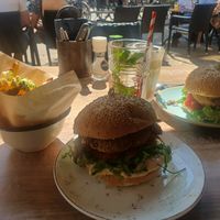 Plantblije burger met frietjes en vegan saus at Wadapartja Zuiderdiep in Groningen