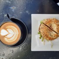 Capuccino com Bagel. O Bagel era vegetariano, então, eu pedi pra tirar o queijo. at Cortado Tasting Room in Bedford