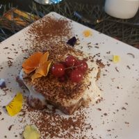 Bocaditos del chef cridivevano. Y al fondo elixir afrodisíaco de dátiles rojos,jengibre y canela. at Go Vegan by Adrian Muser in Altea