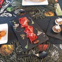 Algunos de los entrantes: sobrasada, jamón serrano y canapés de jacktuna at Go Vegan by Adrian Muser in Altea