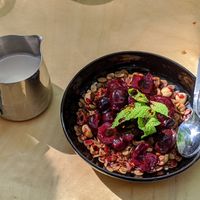Granola con leche de avena at Los Picos Café in Valencia
