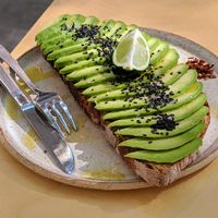 Tostada de aguacate at Los Picos Café in Valencia