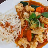 Nouilles vapeurs et légumes sauce saté at Source des Parfums in Wavre