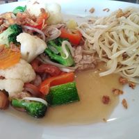 Tofu aux noix de cajou et nouilles vapeur at Source des Parfums in Wavre