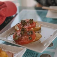 Mordeduras de papas con tomates y alcaparras. at Manumaga in Mojacar