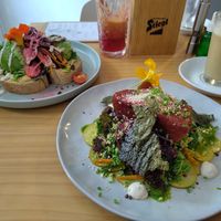 Links: Avocado Wiese, rechts: Kiwi küsst Tuna at Naked Flowers in Mondsee