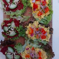 Lijnzaadcrackers met bietenhummus en jackfruitkerriesalade at Theetuin Het Kaslokaal in Oostkapelle