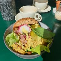 Scrumbled tofu, knuspriges Sesambrötchen, frischer Salat, Tomaten, Gurken at Circus Restaurant in Antwerpen