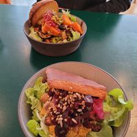 Pulled bun en scrambeld tofu at Circus Restaurant in Antwerpen