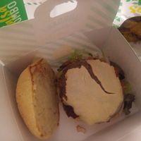 Hamburguesa clásica veganizada con queixo vegano e patacas. at La Urbana in Lugo