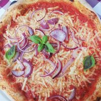 Knofi Pizza with extra Onions at Tom 'n' Jerry in Berlin