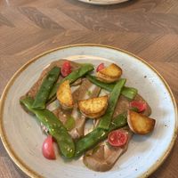 Grüne Bohnen, Kartoffeln, Steinpilzcreme und Radieschen  at Matt & Elly in Basel