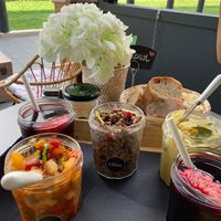 Left front: ratatoulle. Mid: lentil salad. Right back: mashed potatoes. Drinks: home made „jus du fleur“ at Olim in Nice