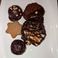 Pralinen: Dattelwalnuss, Nougat, Gewürzkeks, Alkoholisch, Amarena at Cafe Kostbar in Berchtesgaden