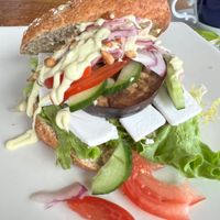 Bagel: Aubergine gegrild/ avocado crème/ vegan kaas/ pijnboompitten at Noderstraun in Schiermonnikoog