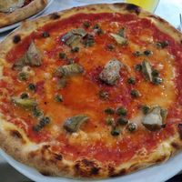 Pizza Napoli without anchovies and with vegan cheese and artichokes at Ristorante Caffetteria San Colombano in Lucca
