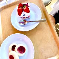 Vegansk gräddbakelse och rosenmunnar💞 at Café Zorn in Mora